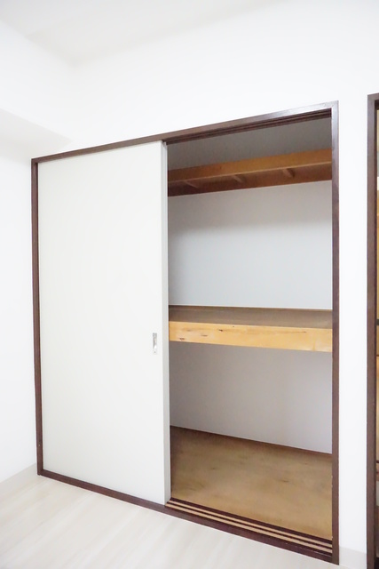収納　昔ながらの押入タイプは奥行があるので、収納らくらく♪