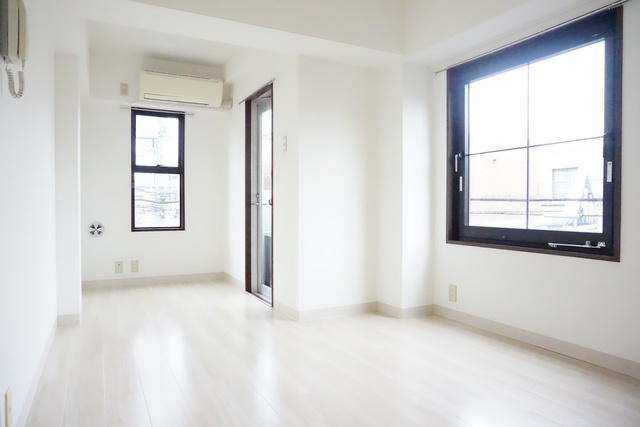 居室・リビング　２面採光なので、明るく風通しのよいお部屋です♪