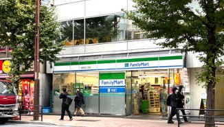 コンビニ　ファミリーマート新宿七丁目店（コンビニ）まで152m