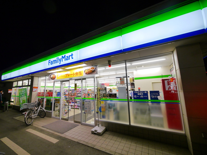 コンビニ　ファミリーマート（コンビニ）まで80m