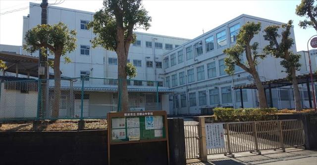 中学校　横浜市立日限山中学校（中学校）まで1864m