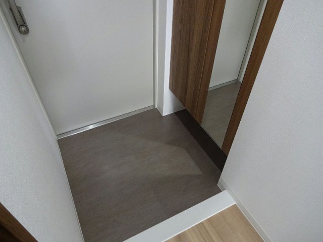 阪急京都線 高槻市駅 徒歩24分 4階建 築12年の玄関写真