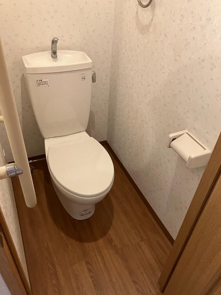 トイレ　※他号室写真使用（反転）