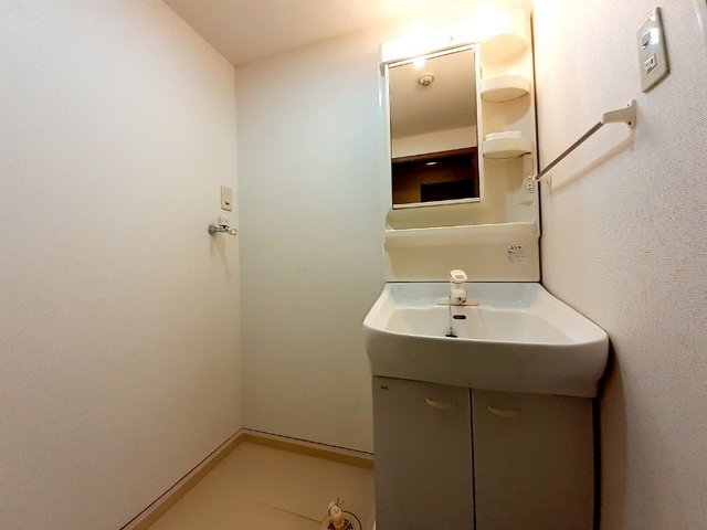 洗面設備　ゆったりとスペースのある洗面所