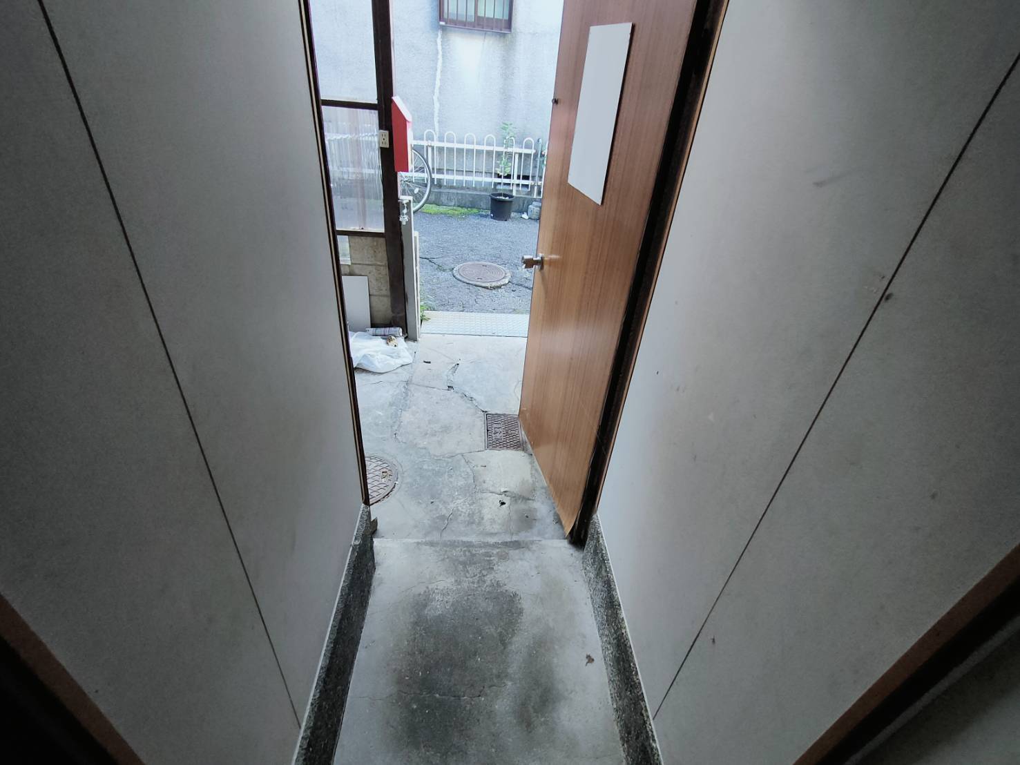川西市久代4丁目テラスハウスの玄関写真