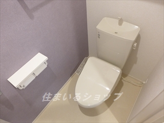 トイレ　シャワートイレ・収納棚あり