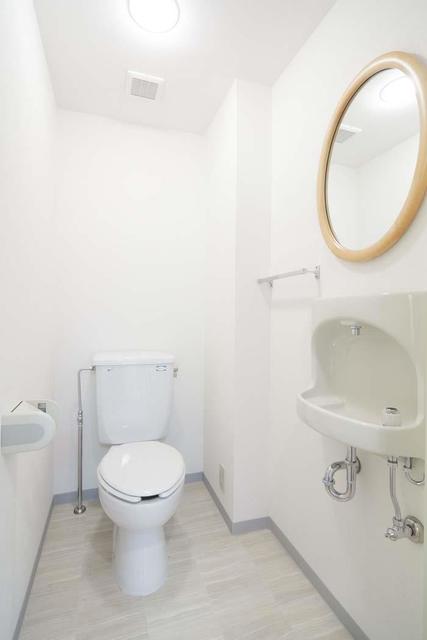 トイレ　※写真は同タイプ住戸です。