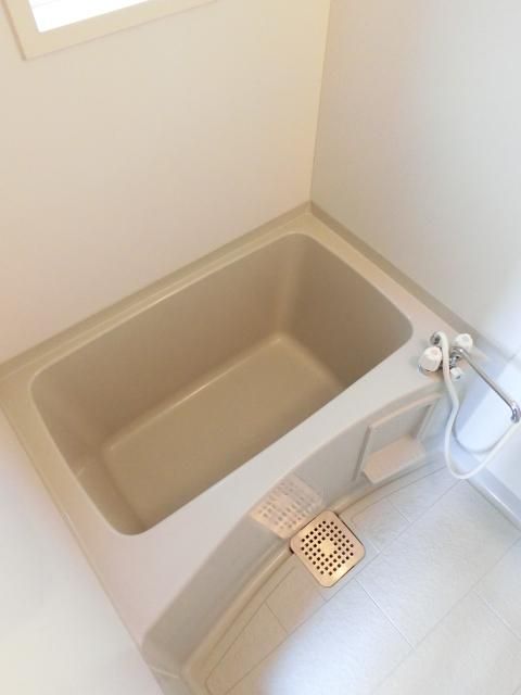 バス・シャワールーム　窓付きで換気良好