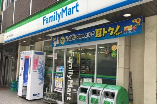 コンビニ　ファミリーマート代々木二丁目北店（コンビニ）まで121m