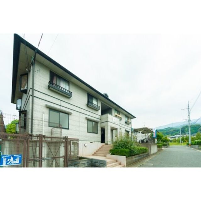 建物外観　【外観写真】南向き・日当良好！！