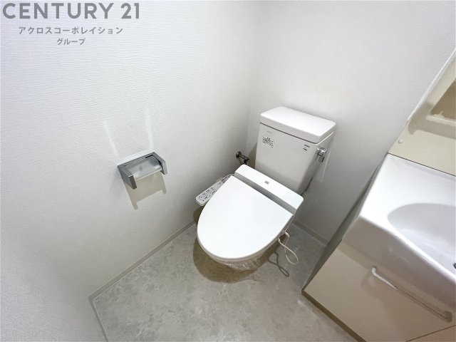 トイレ　温水洗浄便座付きのトイレです♪