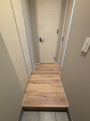 玄関　※写真は101号室(反転タイプ)です ※相違する場合は現況を
