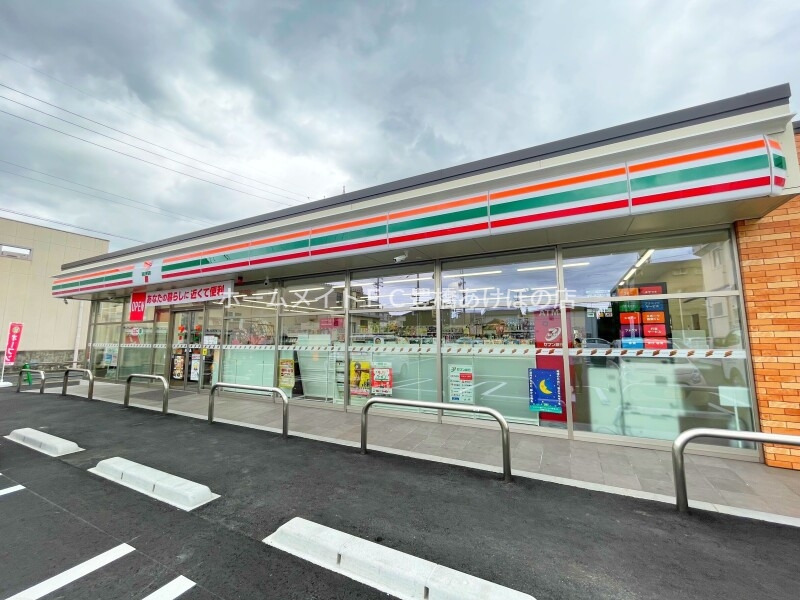 コンビニ　セブンイレブン豊橋鴨田町店（コンビニ）まで596m