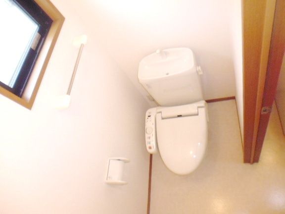 トイレ　★窓付き・ウォシュレット付のトイレなので便利です★