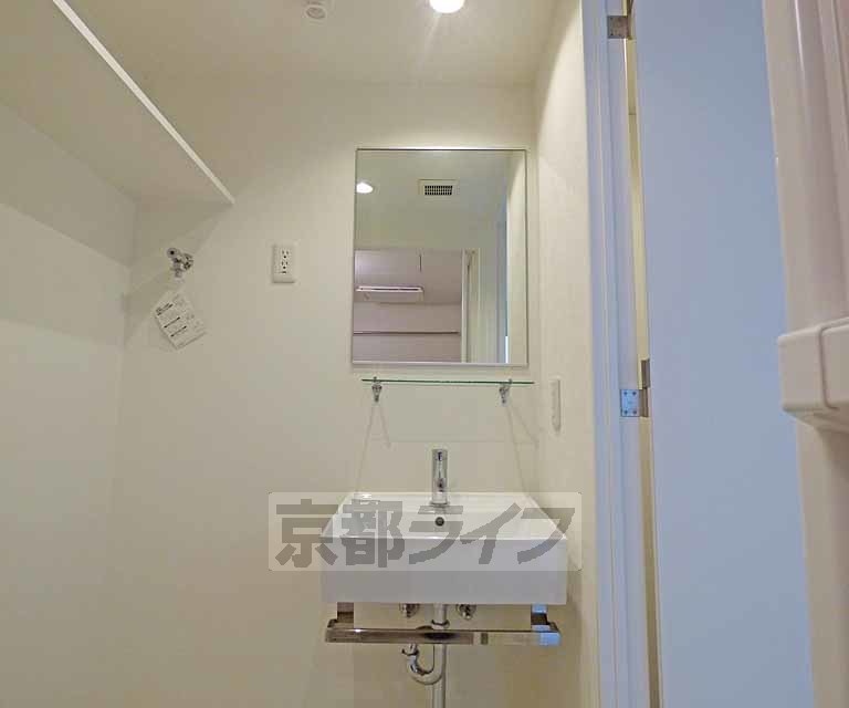 洗面設備　綺麗な洗面台です。