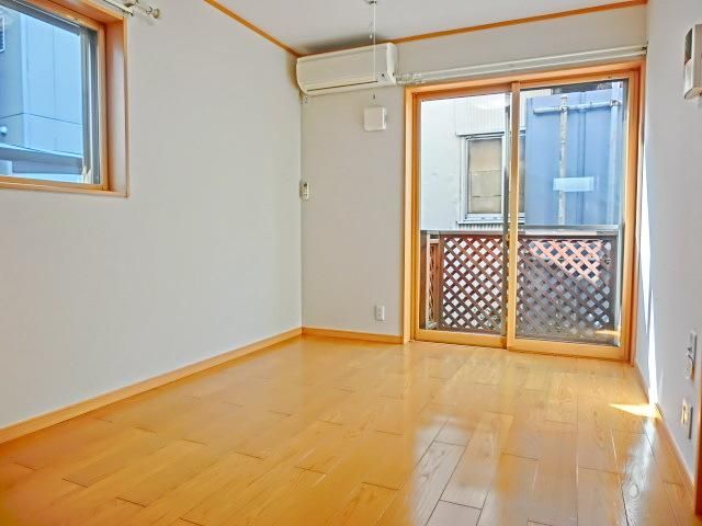 居室・リビング　★フローリング仕上げ・２面採光のお部屋です★