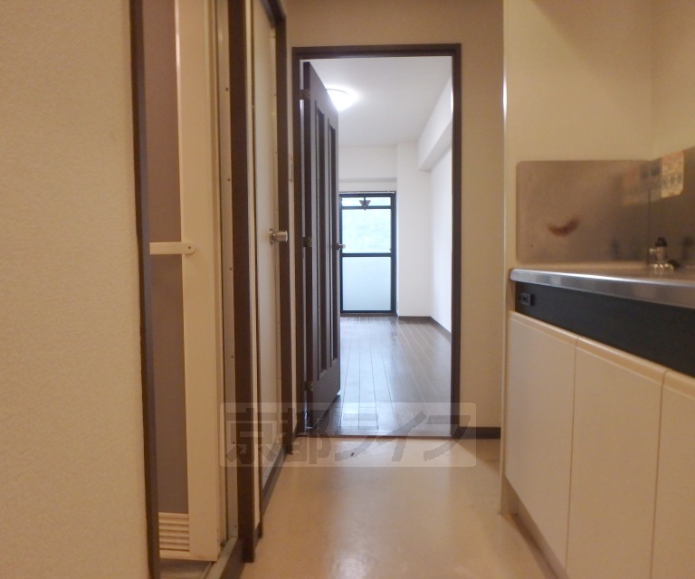その他部屋・スペース　玄関から見た廊下です。
