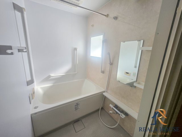 バス・シャワールーム　同じタイプの別部屋の写真となります。