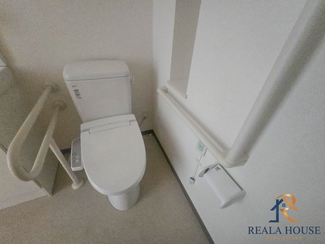 トイレ　同じタイプの別部屋の写真となります。