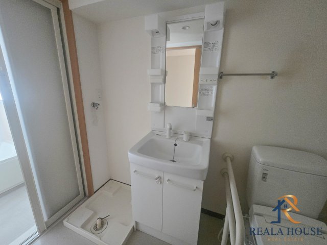 洗面設備　同じタイプの別部屋の写真となります。