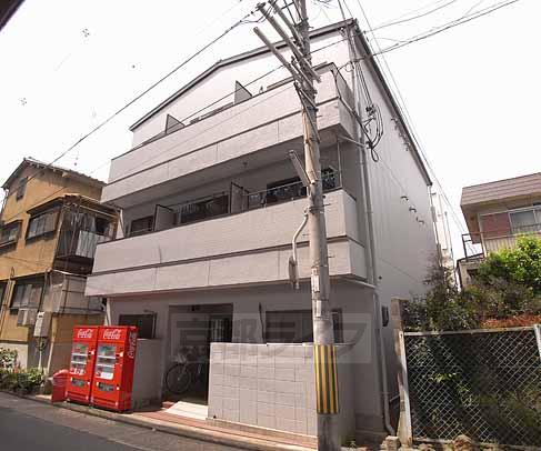 建物外観　自販機もあるので便利です