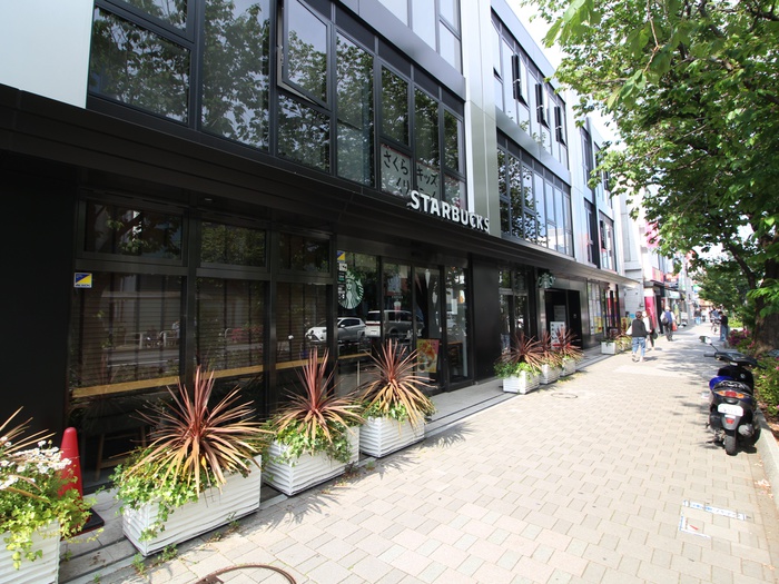 飲食店　スターバックス桜新町店（飲食店）まで196m