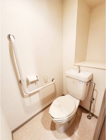 トイレ　落ち着いた色調のトイレです♪