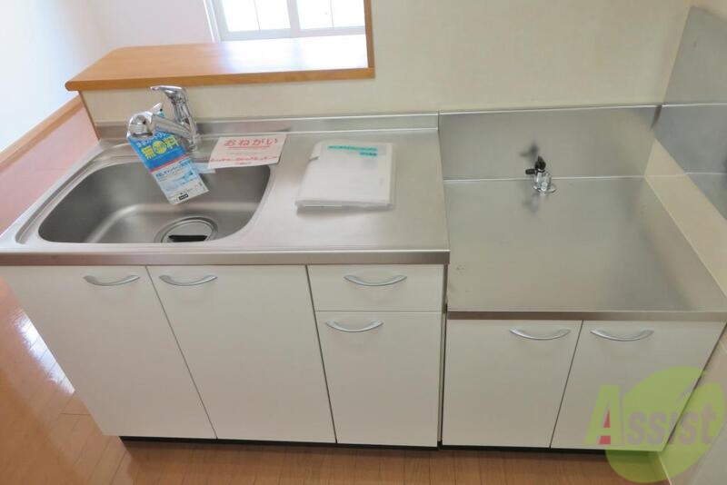 キッチン　は、こんな感じで収納スペースに調理器具もしまえますね