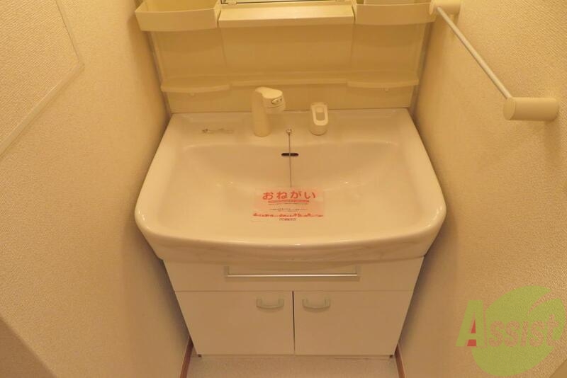 洗面設備　洗面台、こんな感じで下に収納がありますね。