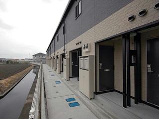 玄関　備品や設備仕様は号室等により異なります現地をご確認下さい。
