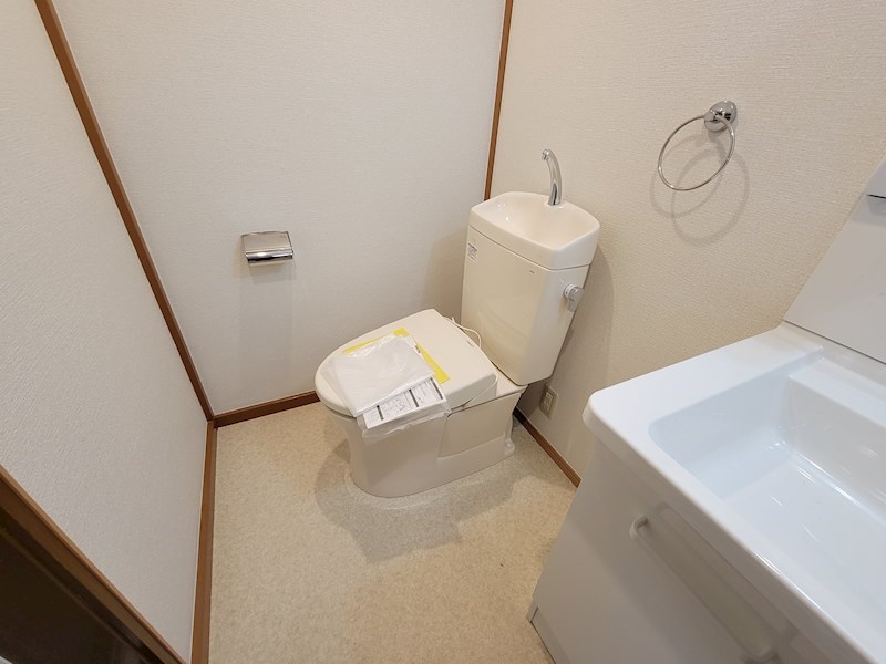 東急東横線 大倉山駅 徒歩2分 3階建 築44年のトイレ写真