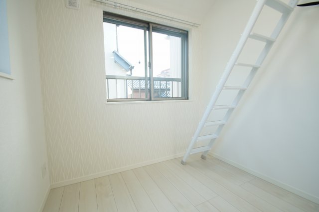 居室・リビング　優しい色合いの床材を使用した居住空間です。