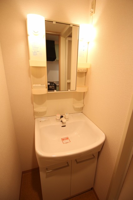 洗面設備　同タイプの参考写真。現状優先。
