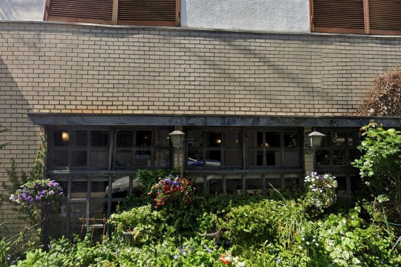 飲食店　サンスター（飲食店）まで8m