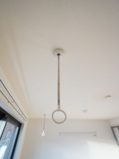 その他設備　雨の日に活躍する室内物干し用のポールがついています！