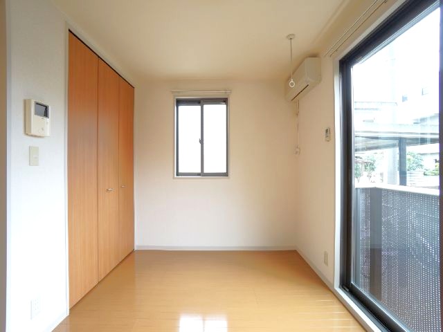 居室・リビング　居室です。エアコン付。角部屋なので２面に窓があります！