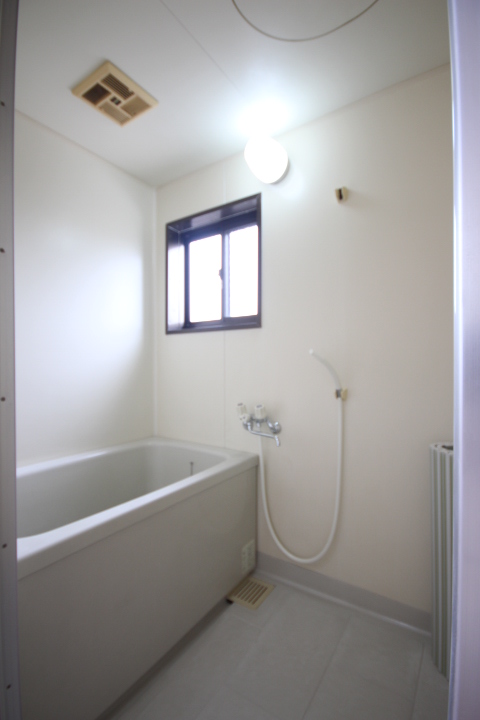バス・シャワールーム　浴室です！　窓があり換気にも最適です。