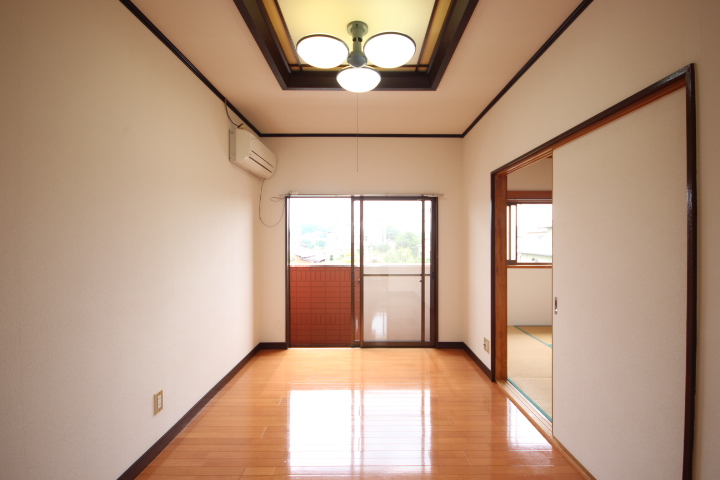 居室・リビング　東向き洋室６帖です！　（キッチンからの眺めです。）