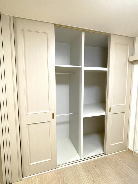 収納　大きなクローゼットは収納力◎ハンガーもかけられます。