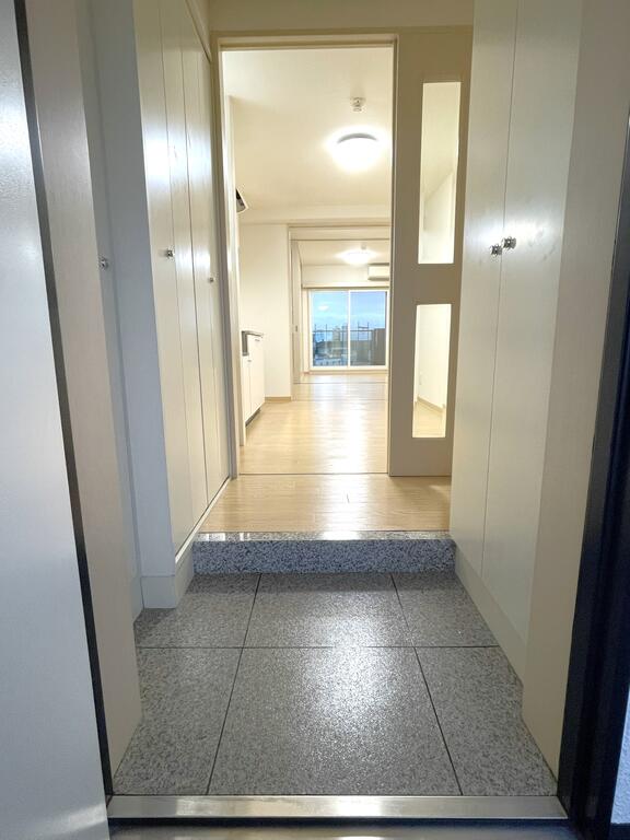 玄関　玄関から見たお部屋