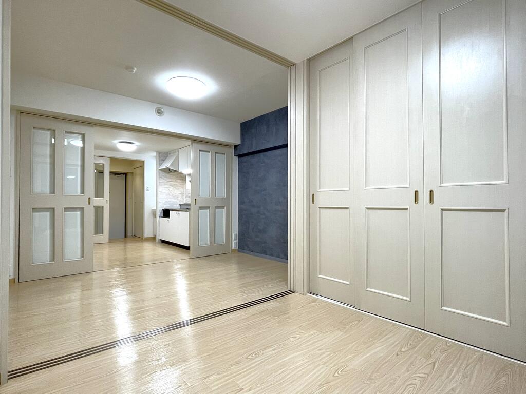 居室・リビング　洋室6帖・4.5帖、お洒落なアクセントクロスもポイントです。