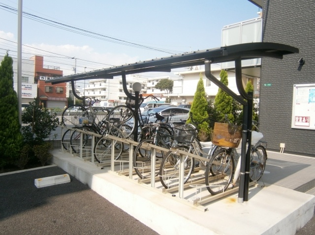 その他共有部分　屋根付き駐輪場がご利用いただけます。