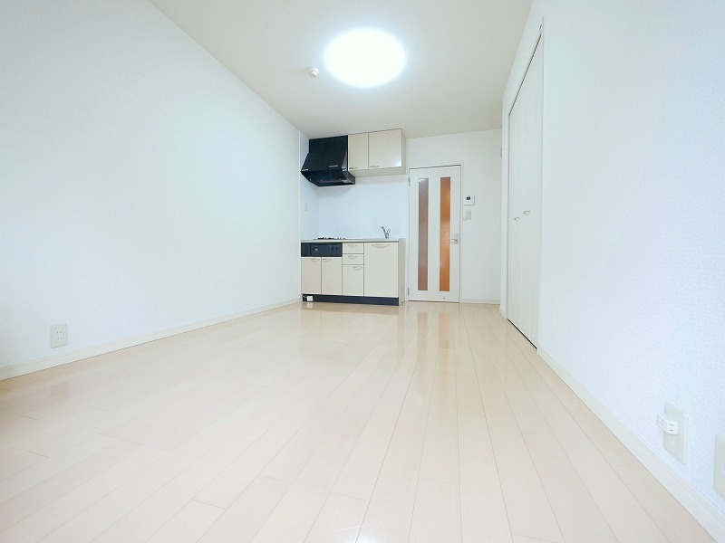 居室・リビング　白を基調としたシンプルなリビングルーム♪