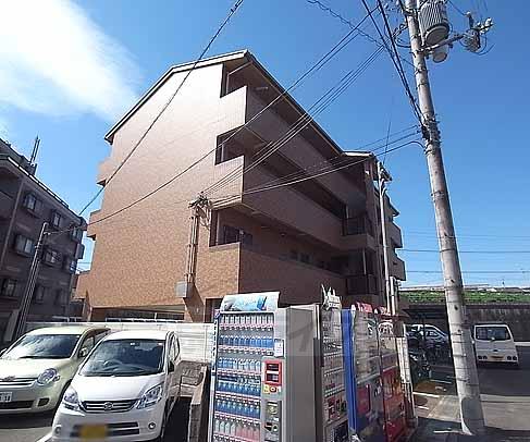 京都市西京区上桂前田町のマンションの建物外観