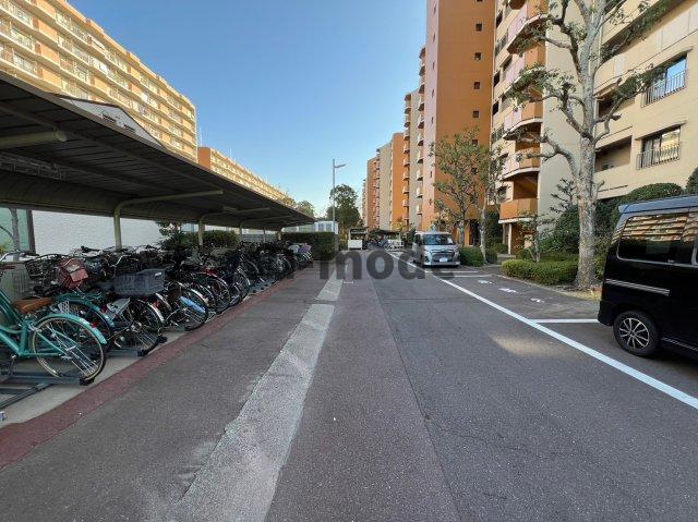 【白川高層住宅4号棟の駐車場】