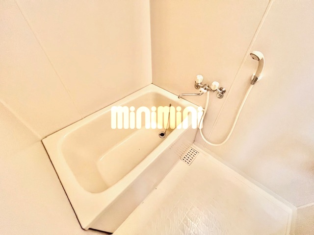 バス・シャワールーム　給湯式のお風呂です。