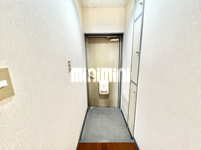 玄関　玄関から居室が見えない構造。