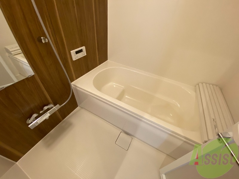 バス・シャワールーム　こちらはお風呂。一日の疲れをここで癒してください。