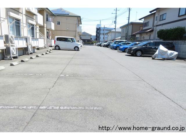 【コナ　ヴィレッジＥ（柳原町）の駐車場】