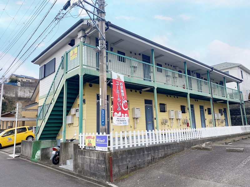 中郡二宮町百合が丘のアパートの建物外観